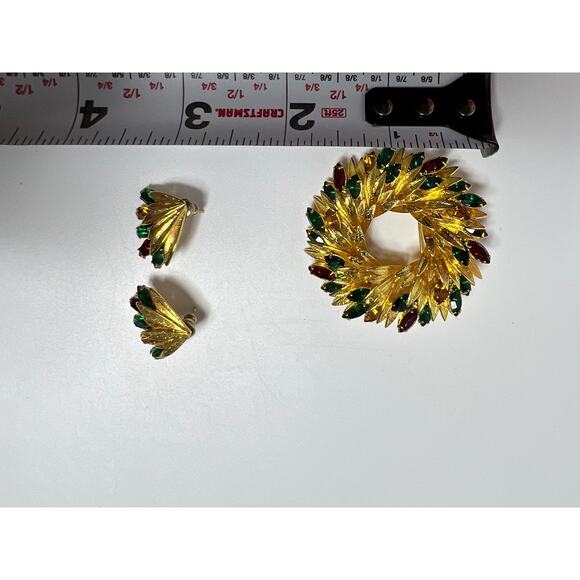 Vintage Gold Toned Wreath with Red and Green Stones Plus matching earrings! - Picture 9 of 9